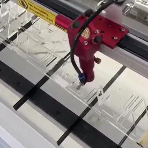 Découpe plexiglass