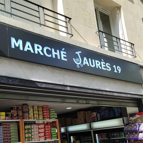 Enseigne lumineuse, caisson ajouré